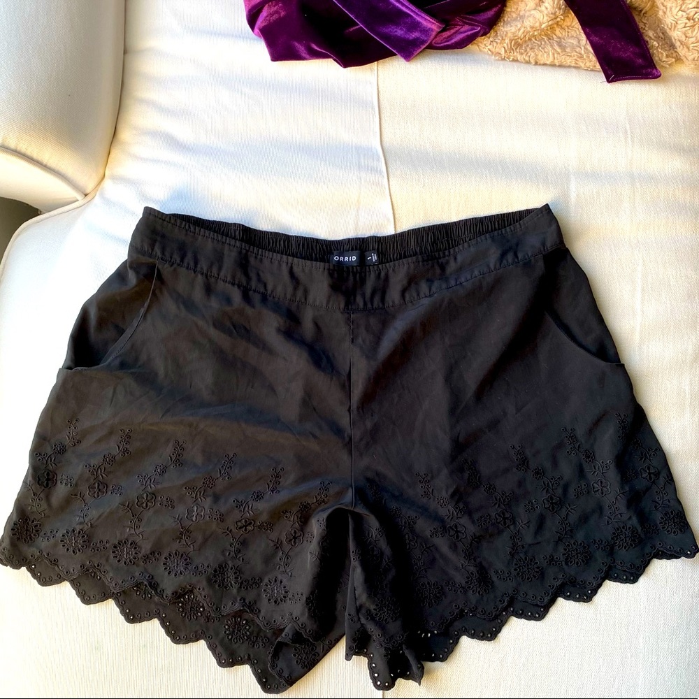 Scalloped Edge Shorts— Elastic Waist— Size 1